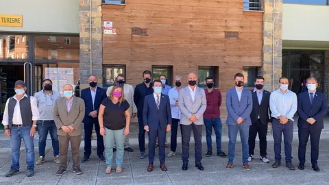 Pla general del president de la Generalitat, Pere Aragon&egrave;s, al costat del president del Consell del Pallars Sobir&agrave;, Carlos Isus, i diversos alcaldes de la comarca a l'exterior de l'oficina comarcal de turisme de Sort, el 26 d'agost de 2021. (Horitzontal).