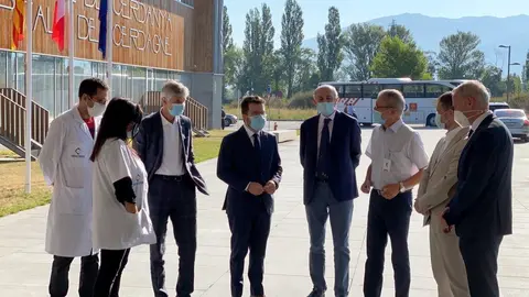 Pla sencer del president de la Generalitat, Pere Aragon&egrave;s, i el conseller de Salut, Josep Maria Argimon, a l'exterior de l'Hospital de Cerdanya amb directius del centre i l'alcalde de Puigcerd&agrave;, Albert Pi&ntilde;eira. Imatge del 27 d'agost de 2021. (Horitzontal)
