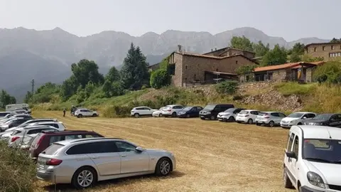 Imatge del camp habilitat aquest estiu com a aparcament provisional a l'entrada de l'EMD d'Estana, al municipi de Montell&agrave; i Martinet, el 26 d'agost del 2021. (Horitzontal)