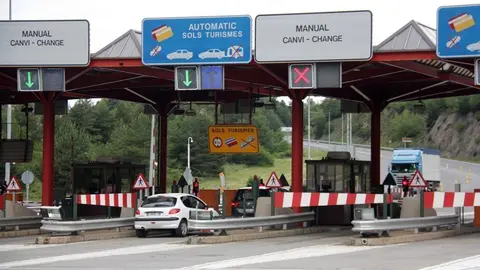 Pla de detall on es veuen dos cotxes i un cami&oacute; passant pel peatge del T&uacute;nel del Cad&iacute;, a la carretera C-16 i al tram de la Cerdanya, en el primer dia que es recupera la mobilitat amb la Catalunya Central. Imatge del 15 de juny de 2020 (Horitzontal).