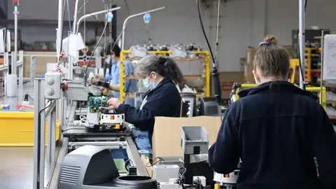Pla obert on es veuen diverses oper&agrave;ries a la zona de la f&agrave;brica de Taurus Group d'Oliana (Alt Urgell). Imatge del 22 de gener de 2021 (Horitzontal).