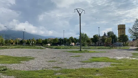 Pla obert d'uns terrenys de titularitat municipal situats a l'Horta del Valira de la Seu d'Urgell i on es veu, al fons, diversos edificis del barri de Santa Magdalena. Imatge del 10 de setembre de 2021. (Horitzontal)