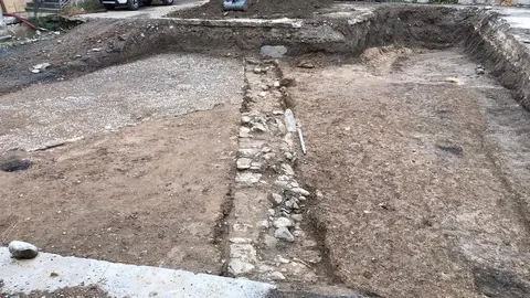 Pla obert on es veu el tram de la muralla baix medieval descobert al jaciment del pati de les Monges de la Seu d'Urgell durant les tasques de delimitaci&oacute; de la zona arqueol&ograve;gica. Imatge del 9 de setembre de 2021. (Horitzontal)