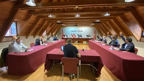 Pla general dels assistents a la sessi&oacute; plen&agrave;ria del Conselh Generau d'Aran on s'ha aprovat una declaraci&oacute; en suport a la candidatura de Jocs d'Hivern Pirineus-Barcelona 2030. Imatge del 10 de setembre de 2021. (Horitzontal)