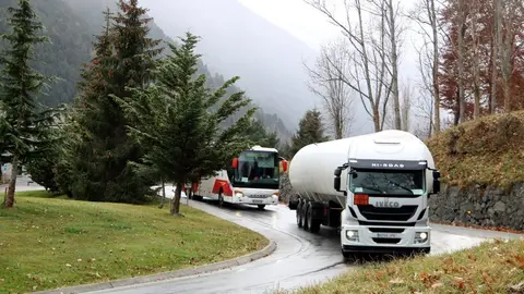 Un cami&oacute; circulant per la N-230 a pocs metres de l'entrada de Vielha. Imatge del 26 de novembre del 2018. (horitzontal)