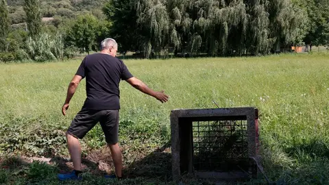 Pla general d'un pag&egrave;s mostrant l'arqueta del reg que han arrencat a la zona de les Vernedes de Sort. Imatge del 13 de setembre del 2021. (Horitzontal)