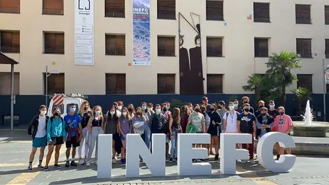 Pla obert de la quarantena d'alumnes de primer curs del nou INEFC Pirineus, a l'exterior del Centre Cultural Les Monges de la Seu d'Urgell, on duen a terme les classes te&ograve;riques. Imatge del 14 de setembre de 2021. (Horitzontal)