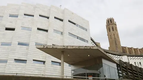 Els jutjats de Lleida, des de l'entrada a l'Audi&egrave;ncia, amb la Seu Vella darrere. Imatge del 17 de setembre de 2020. (Horitzontal)