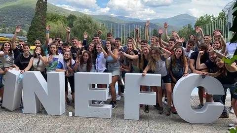 Pla general de bona part dels alumnes de l'INEFC Pirineus al Parc del Segre de la Seu d'Urgell despr&eacute;s de l'acte d'inauguraci&oacute; dels nous estudis. Imatge del 15 de setembre de 2021. (Horitzontal).