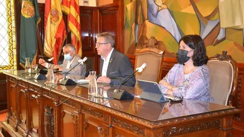 Pla mitj&agrave; del president de la Diputaci&oacute; de Lleida, Joan Talarn, amb el vicepresident Jordi Latorre i la portaveu d'ERC, Merc&egrave; Carulla, durant el Ple de la instituci&oacute; del 16 de setembre del 2021. (Horitzontal)