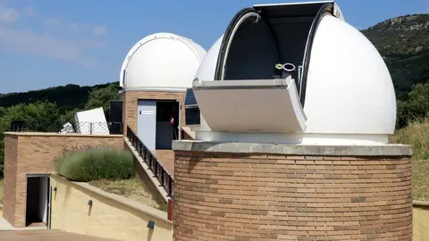 Pla general del telescopi amb el qual s'ha observat l'eclipsi solar parcial al Parc Astron&ograve;mic del Montsec a &Agrave;ger, el 10 de juny de 2021. (Horitzontal)