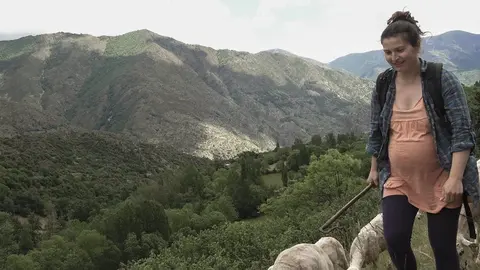 Pla general d'una pastora que apareix al documental 'El No a l'Os'. (Horitzontal)