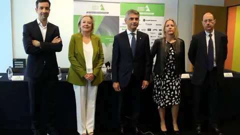 Pla sencer del president de la Trobada Empresarial al Pirineu, Vicen&ccedil; Voltes, amb altres membres de l'entitat, el 23 de setembre a la Llotja de Lleida. (Horitzontal)