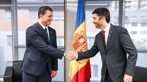 Pla mitj&agrave; on es pot veure el vicepresident del Govern, Jordi Puigner&oacute;, i el ministre de la Presid&egrave;ncia d'Andorra, Jordi Gallardo, encaixant les mans, el 23 de setembre de 2021. (Horitzontal)