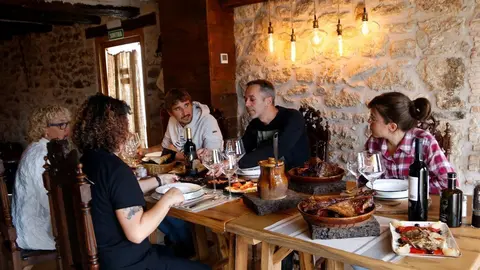 Pla general d'un dinar a Cal Jou de Conques, al Pallars Sobir&agrave;, on s'ha presentat el Festival Cordevi. Imatge del 28 de setembre del 2021 (Horitzontal)