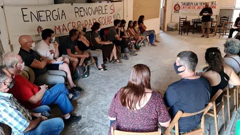 Pla general de l'assemblea de la Plataforma contra l'Autopista El&egrave;ctrica del Pallars. Imatge del 15 de setembre del 2021. (Horitzontal)