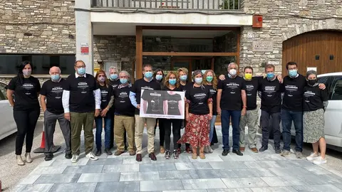 Pla obert dels alcaldes de l'Alt Urgell i el delegat del Govern a l'Alt Pirineu i Aran, Ricard P&eacute;rez, vestint la samarreta identificativa del 'motarrot' del seu poble, una iniciativa del Consell Comarcal. Imatge del 30 de setembre de 2021. (Horitzontal)