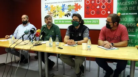 Pla obert de la roda de premsa d'Uni&oacute; de Pagesos a la 67a Fira de Sant Miquel de Lleida, amb el coordinador nacional, Joan Caball, i altres membres del sindicat, el 30 de setembre del 2021. (Horitzontal)