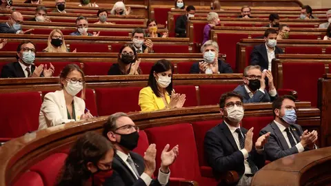 Diputats i membres del Govern aplaudeixen durant el debat de pol&iacute;tica general al Parlament el 30 de setembre del 2021. Pla general. (Horitzontal)