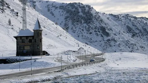 Pla general del cap del Port de la Bonaigua amb el paisatge nevat el 4 d'octubre del 2021. (Horitzontal)