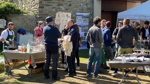 Pla obert de diverses parades del 'Mercat de la terra' instal&not;&sum;lat al Parc del Cad&radic;&ne; de la Seu d'Urgell en el marc de la trobada del col&not;&sum;lectiu de Cuineres i Cuiners Slow Food Km0. Imatge del 4 d'octubre de 2021. (Horitzontal)