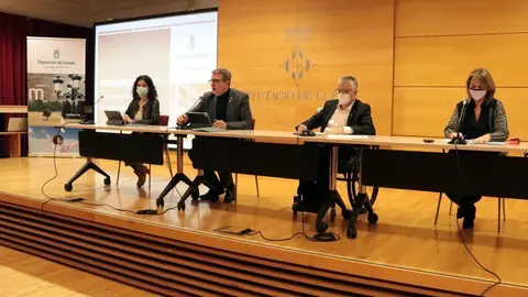 Imatge del president de la Diputaci&oacute; de Lleida, Joan Talarn, amb el vicepresident Jordi Latorre, i les portaveus d'ERC i JxCat, Merc&egrave; Carulla i Rosa Pujol, respectivament, el 24 de novembre del 2020, presentant el pressupost 2021. (Horitzontal)