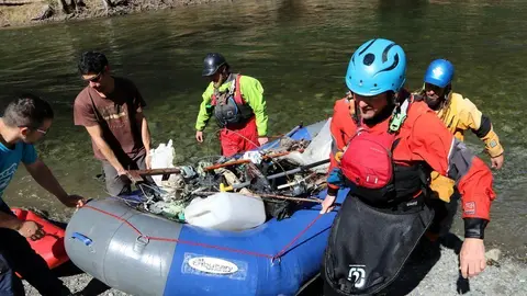 Voluntaris que han participat a la neteja del riu Noguera Pallaresa amb una barca plena de deixalles que han tret de l'aigua el 12 de mar&radic;&szlig; del 2019. (horitzontal)