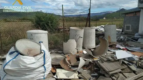 Pla obert d'una part del material d'amiant abocat als voltants d'una nau industrial dels afores de Tremp. Imatge publicada el 6 d'octubre de 2021. (Horitzontal)