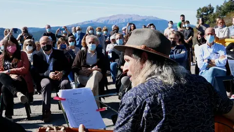 Pla de detall d'un moment de l'acte d'homenatge a Pau Don&egrave;s a Montanuy l'11 d'octubre del 2021. Micky Forteza, productor de Jarabe de Palo interpretant 'Dejame vivir' (Horitzontal)