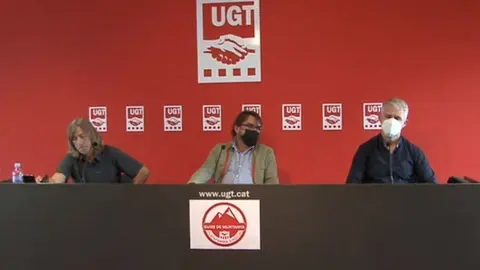 Pla obert del secretari general de la UGT de Catalunya, Camil Ros, amb el secretari general de la Plataforma Sindical dels Guies de Muntanya, Nando Gel, (esquerra), despr&eacute;s de signar el conveni que permet crear l'ens, el 13 d'octubre de 2021 (Horitzontal)