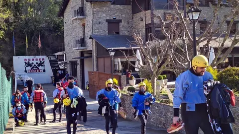 Pla general de turistes vestits amb neopr&radic;&reg;, preparats per anar a fer r&radic;&dagger;fting al riu Noguera Pallaresa el 4 d'abril del 2021. (horitzontal)