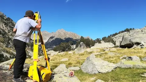 Pla general d'un arque&ograve;leg treballant al Parc Nacional d'Aig&uuml;estortes. (horitzontal)