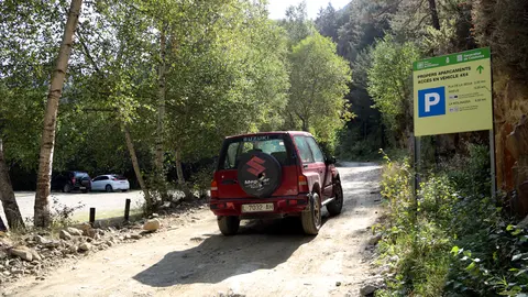 Un vehicle circulant per la pista que dona acc&radic;&copy;s a l'aparcament de la Pica d'Estats. Imatge del 17 de setembre del 2020. (horitzontal)