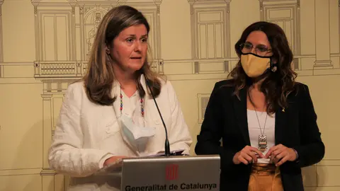 Pla mitj&radic;&dagger; de la s&radic;&ne;ndica d'Aran, Maria Verg&radic;&copy;s, acompanyada de la consellera de Presid&radic;&reg;ncia, Laura Vilagr&radic;&dagger;. Imatge del 13 d'octubre del 2021 (Horitzontal)