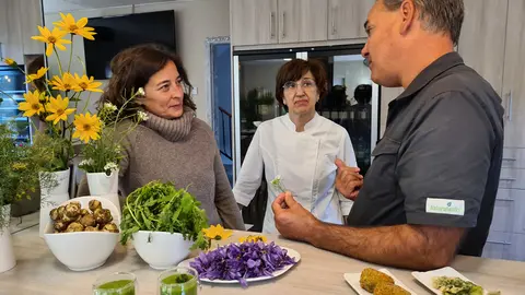 Pla general de plats elaborats amb plantes silvestres dels boscos del Pallars com unes croquetes d'ortigues. Evarist March, gastrobot&radic;&dagger;nic, mostrant aquestes plantes. Imatge del 25 d'octubre del 2021. (Horitzontal)