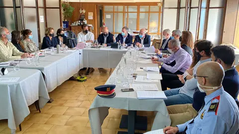 Pla obert del delegat del Govern a l'Alt Pirineu i Aran, Ricard P&radic;&copy;rez, intervenint a la reuni&radic;&ge; amb diversos sectors vinculats a l'entitat Empresariat Cerdanya i al costat del seu president, Francesc Armengol Imatge del 27 d'octubre de 2021. (Horitzontal)