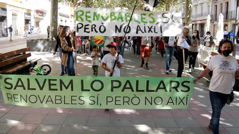 Pla general de la cap&radic;&szlig;alera de la manifestaci&radic;&ge; contra la MAT d'Osca al Pallars que ha transcorregut pels carrers de Tremp, el 9 d'octubre de 2021. (Horitzontal)Vincular  Crear