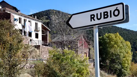 Pla de detall del r&radic;&reg;tol del poble de Rubi&radic;&ge;, amb cases del nucli al fons. Imatge del 29 d'octubre del 2021. (Horitzontal)
