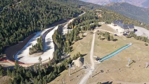 Pla general de la zona on s'ha habilitat el nou aparcament de l'estaci&oacute; d'esqu&iacute; de Port Ain&eacute; (Pallars Sobir&agrave;). Imatge publicada el 3 de novembre de 2021. (Horitzontal)