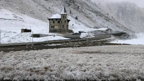 Pla general del cap del Port de la Bonaigua el 3 de novembre del 2021 emblanquinat per la darrera nevada. (Horitzontal)