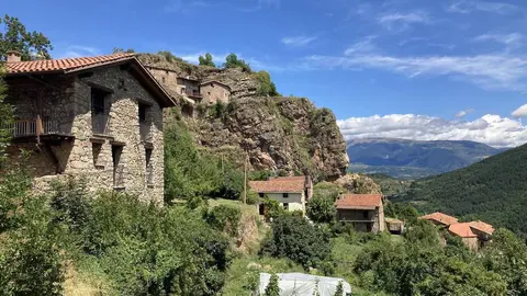 Pla obert on es veuen diverses cases del nucli del Querforadat, a Cava (Alt Urgell) i el paisatge de muntanya que l'envolta en una imatge d'arxiu. Imatge publicada el 3 de novembre de 2021. (Horitzontal)