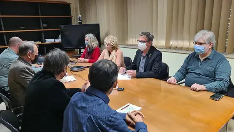 Pla general de la reuni&oacute; que ha mantingut el president de la Diputaci&oacute; de Lleida, Joan Talarn, amb els quatre alcaldes del Pallars Juss&agrave; afectats pel pas de la MAT. Imatge del 4 de novembre del 2021. (Horitzontal)