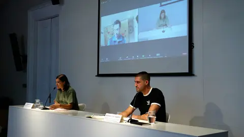 L'atleta Kilian Jornet (en pantalla); Emma Rojas, de Ramaderes de Catalunya; i Bernat Lavaquiol, portaveu de la Plataforma Stop JJOO, en roda de premsa a Barcelona el 10/11/2021 (horitzontal)