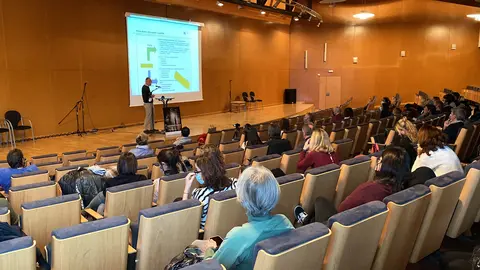 Pla obert on es veu el p&radic;&int;blic escoltant una de les pon&radic;&reg;ncies de les jornades Kerret&radic;&dagger;nia sobre desenvolupament regeneratiu a la Cerdanya que se celebren a Alp (Cerdanya). Imatge del 10 de novembre de 2021. (Horitzontal)