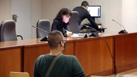 Pla mig de l'acusat de maltractar la parella a Tremp, a l'Audi&egrave;ncia de Lleida, amb l'advocada al fons. Imatge del 10 de novembre de 2021. (Horitzontal)