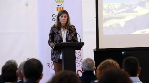 Pla obert de la s&radic;&ne;ndica d'Aran, Maria Verg&radic;&copy;s, durant la confer&radic;&reg;ncia a favor dels Jocs d'Hivern 2030 que s'ha fet al Palau d'Esports de Vielha, el 13 de novembre de 2021. (Horitzontal)