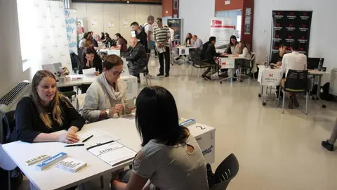 Pla general d'una part dels participants al Workshop Ocupacional que s'ha dut a terme al CETAP de la Seu d'Urgell fent entrevistes amb les diferents empreses que hi prenen part. Imatge del 10 d'octubre de 2019 (Horitzontal).