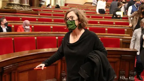 La diputada de la CUP Eul&radic;&dagger;lia Reguant sortint de l'hemicicle despr&radic;&copy;s de la sessi&radic;&ge; de control el 17 de novembre del 2021 (horitzontal)
