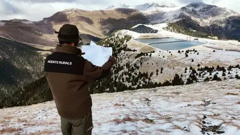 Pla americ&agrave; d'un efectiu dels Agents Rurals al Planell de la Tosa, on s'est&agrave; construint un parc solar, comprovant si part de la instal&middot;laci&oacute; es troba en territori catal&agrave;. Imatge del 17 de novembre de 2021. (Horitzontal)