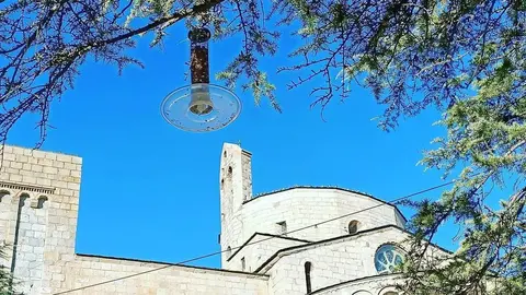Menjadora de moixons al Parc del Cad&iacute;